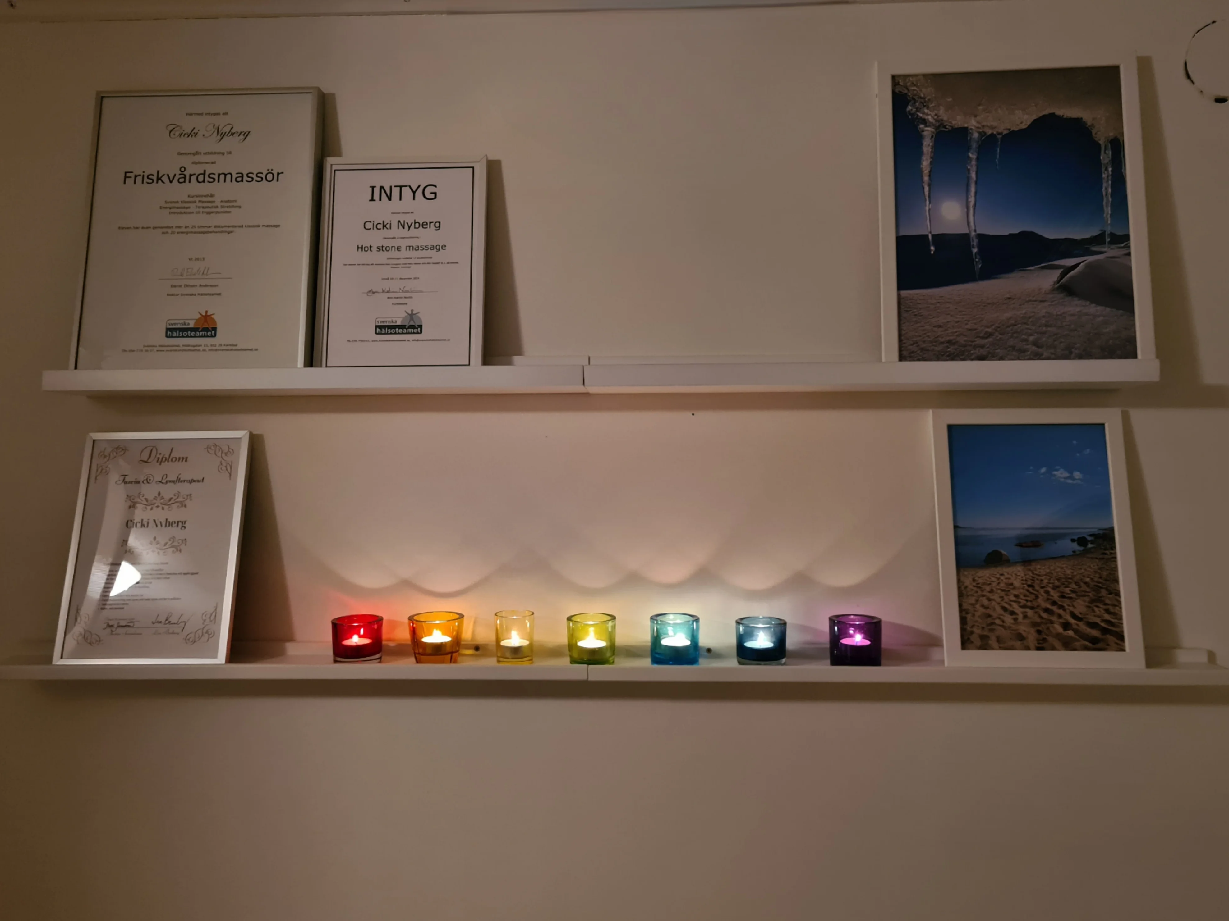 Cicki Nybergs utbildningscertifikat och diplom – Friskvårdsmassör, Hot stone massage, Jasmin & Lymfterapeut – samt dekorationer och naturfoton